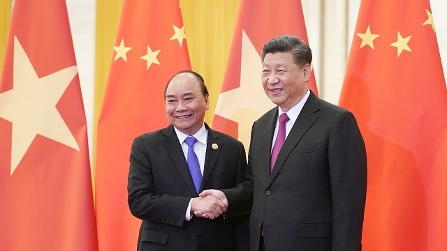 Le PM vietnamien Nguyên Xuân Phuc (à gauche) et le Secrétaire général du PCC et Président chinois Xi Jinping, le 25 avril à Pékin. Photo: VGP.