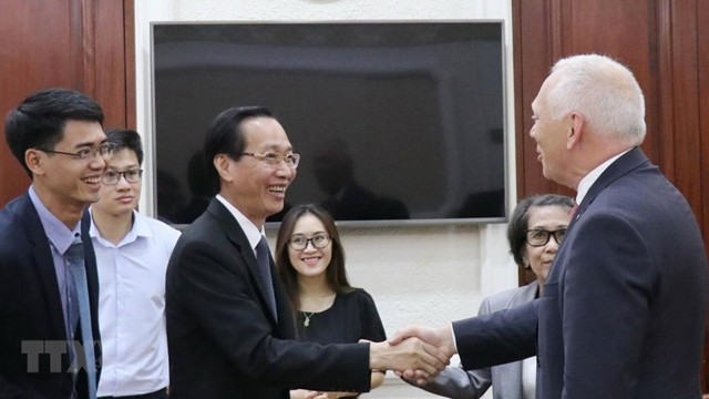 Le vice-président permanent du Comité populaire de Hô Chi Minh-Ville, Lê Thanh Liêm, et le gouverneur du Brabant Wallon, Gilles Mahieu (à droite). Photo : VNA