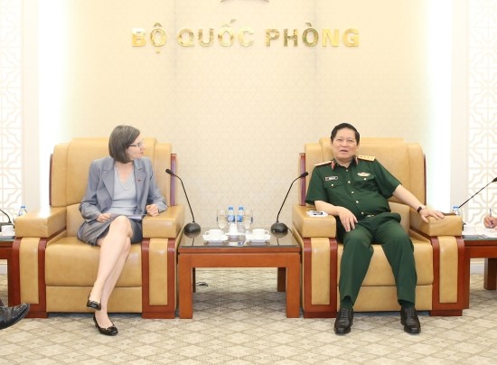 Le ministre vietnamien de la Défense, Ngô Xuân Lich (à droite), et l'ambassadrice canadienne au Vietnam, Deborah Paul,le 23 avril à Hanoi. Photo: bienphong.
