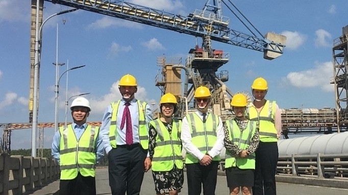 Le ministre de l’Australie-Occidentale  Peter Tinley (2e à gauche) visite une usine du groupe australien Interflour, installée dans la zone industrielle de Cai Mep de la province de Bà Ria-Vung Tàu (au Sud). Photo : BCT.