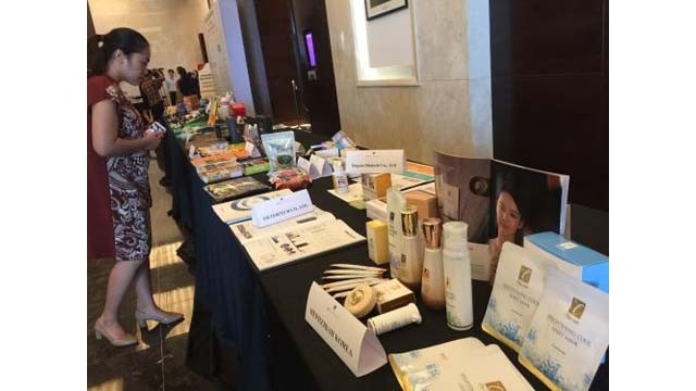 Des produits sud-coréens présentés lors de la conférence consacrée aux opportunités de développement des entreprises. Photo : VNA.
