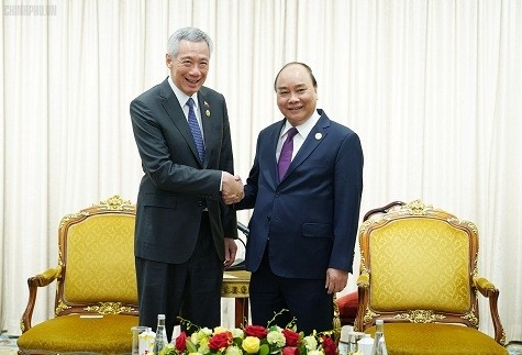 Le PM Nguyên Xuân Phuc (à droite) et son homologue singapourien Lee Hsien Loong à Hanoï, à l’occasion du Forum économique mondial sur l’ASEAN 2018. Photo : VNA.