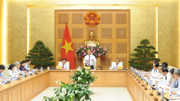 Le Premier ministre Nguyên Xuân Phuc prend la parole lors de la réunion. Photo : Trân Hai/NDEL.