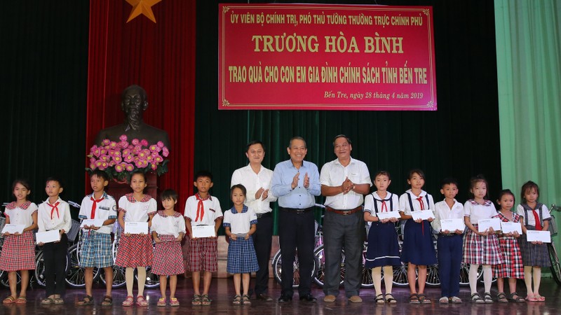 Le Vice-Premier ministre Truong Hoa Binh remet des bourses aux 50 étudiants pauvres et studieux de la province de Bên Tre. Photo : VGP.