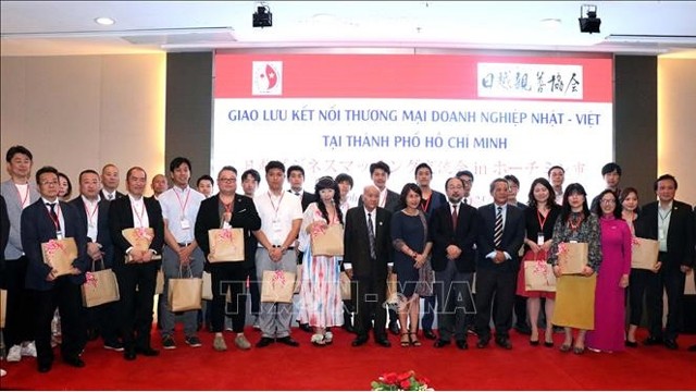 Nguyên Công Tanh, président de l’Association d’amitié Vietnam-Japon de Hô Chi Minh-Ville, offre des cadeaux à la délégation d’entreprises japonaise. Photo: VNA