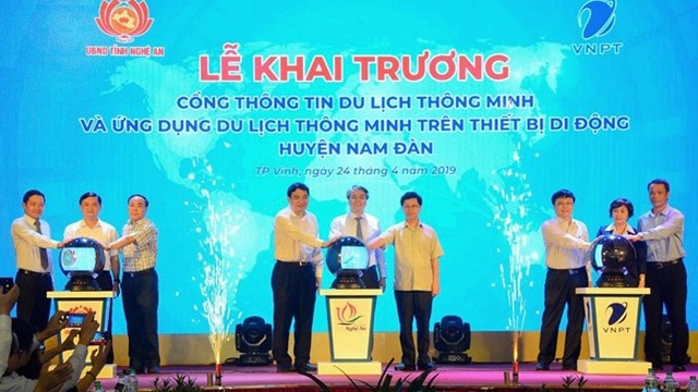 La cérémonie d’inauguration du portail d’information et des applications mobiles de tourisme intelligent du district de Nam Dàn. Photo: kinhtedothi.vn