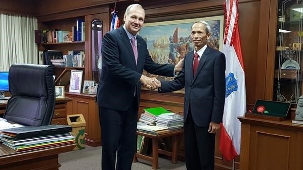 L'ambassadeur vietnamien Dang Xuân Dung (à droite) et le maire d'Asuncion, Mario Anibal Ferreiro Sanabria. Photo : VNA.