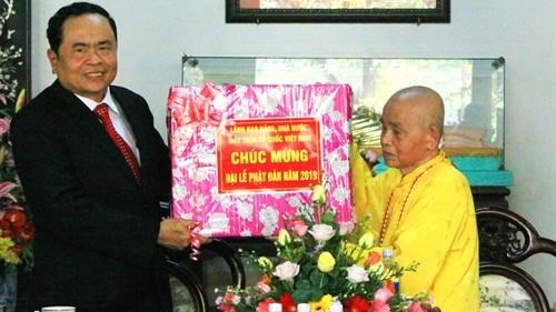 Le président du CC du FPV Trân Thanh Mân (à gauche) et le bonze supérieur Thich Duc Thanh. Photo : VNA.