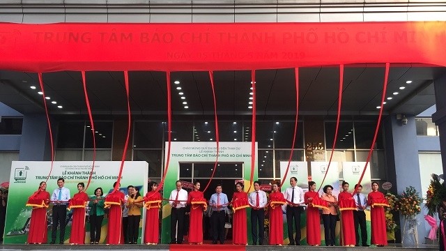 Les responsables municipaux et les représentants des ministères et services compétents coupent la bande d’inauguration du Centre de Presse de Hô Chi Minh-Ville. Photo : NDEL.