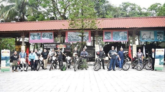 12 motards qui participent à la randonnée à moto appelée Rally Indochina ont entamé depuis Hanoi un périple de 1 200 km à travers le pays. Photo : Rally Indochina.