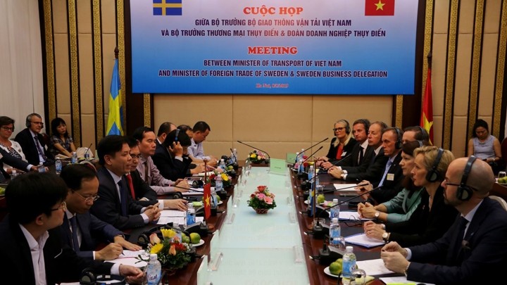 Le ministre vietnamien des Transports et des Communications, Nguyên Van Thê, salue les investissements suédois dans le secteur des transports. Photo : mt.gov.vn