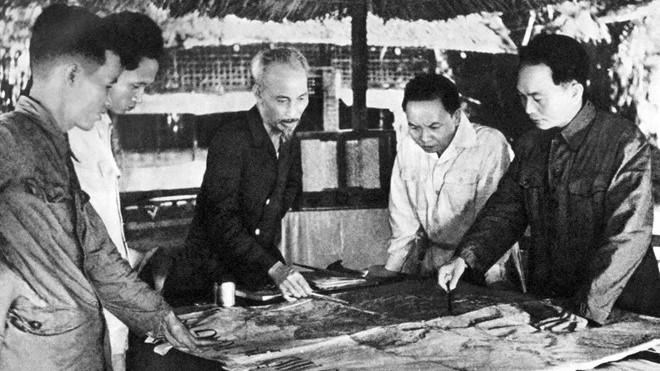 Le Président Hô Chi Minh (centre) et le général Vo Nguyên Giap (première, à droite) décident d'ouvrir la campagne de Diên Biên Phu. Photo : Archives