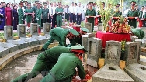 Une cérémonie d'enterrement des restes des soldats tombés sur le champ d'honneur dans la province de Quang Tri (Centre). Photo: VNA.