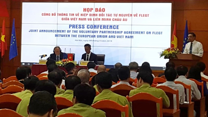 Conférence de presse tenue le 8 mai à Hanoi pour annoncer la fin du processus de ratification et d'approbation de l'APV/FLEGT. Photo : baotintuc.vn.
