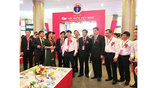 Le vice-ministre de la Santé, Truong Quôc Cuong visite le stand à la 26e édition du salon Vietnam Medi-Pharm 2019 à Hanoi. Photo : VGP.