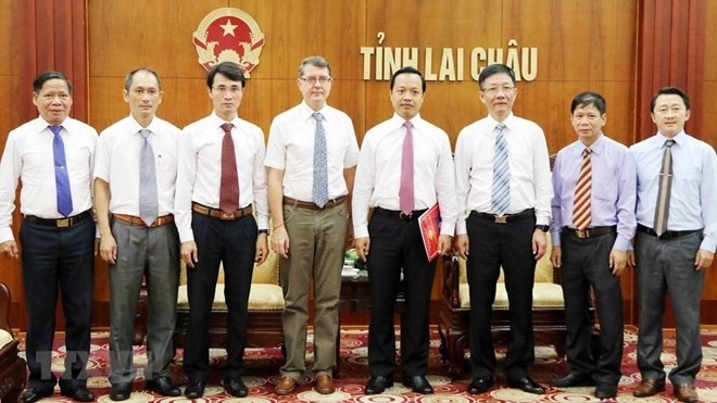 L’ambassadeur d’Autriche au Vietnam, Thomas Schuller Gotzburg (4e à gauche), et les responsables de la province de Lai Châu. Photo : VNA.