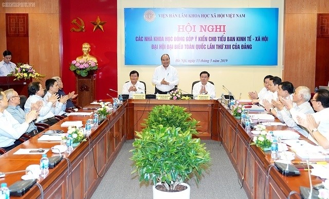 Le PM vietnamien Nguyên Xuân Phuc (debout) prend la parole lors de la réunion. Photo: NDEL.
