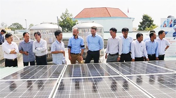 Des délégués inspectent le système d’électricité solaire installé sur le toit du Département de l’industrie et du commerce de An Giang. Photo : VNA