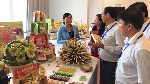 Certains produits à base de noix de coco de Bên Tre sont exposés à Hô Chi Minh-Ville. Photo : CVN.