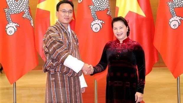 La Présidente de l'AN du Vietnam, Nguyên Thi Kim Ngân (à droite), et le Président du Conseil national du Bhoutan, Tashi Dorji, le 13 mai à Hanoi. Photo : VNA.