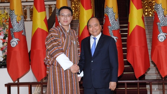 Le PM Nguyên Xuân Phuc (à droite) et le président du Conseil national du Bhoutan, Tashi Dorji, le 13 mai à Hanoi. Photo : Trân Hai/NDEL.