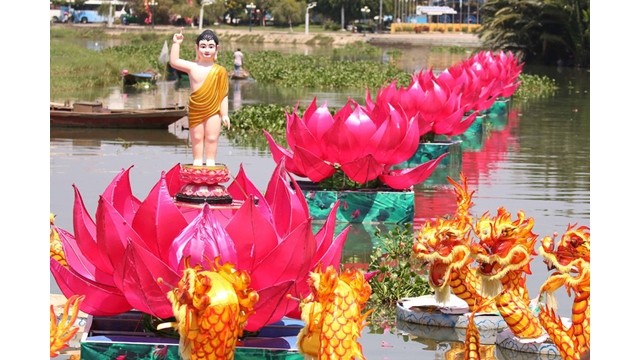 Sept fleurs de lotus gigantesques et une statue du Bouddha sur la rivière Hoài. Photo : Journal Tô Quôc.