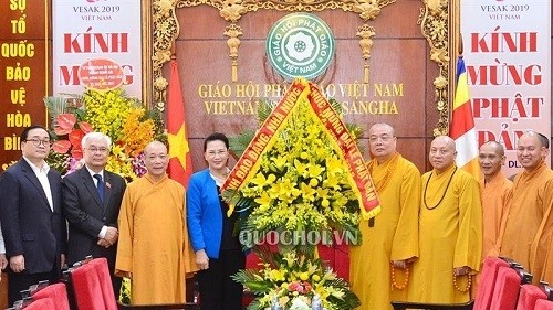 La Présidente de l’AN vietnamienne, Nguyên Thi Kim Ngân (4e à gauche), à la rencontre des responsables du Conseil d’Administration de l'EBV, le 15 mai à Hanoi. Photo : quọchoi.vn. 