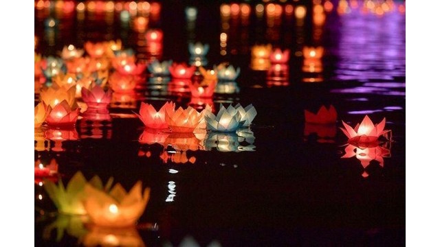 Chaque lanterne symbolise la lumière libérant toute la douleur en construisant ensemble une belle vie. Photo : VNA.