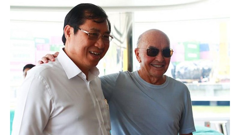 Le président du Comité populaire de la ville de Dà Nang, Huynh Duc Tho (à gauche) et le milliardaire britannique Joe Lewis, le 14 mai à Dà Nang. Photo : zing.vn.