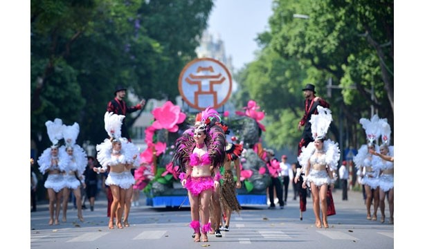 Le Carnival de rue dans les rues piétonnes de Hanoi . Photo : VNA.