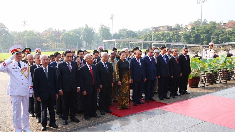 La délégation de hauts dirigeants vietnamiens rend hommage au Président Hô Chi Minh, le 19 mai, à Hanoi. Photo : VGP.