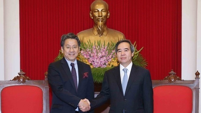 Le chef de la Commission de l’Économie du CC du PCV, Nguyên Van Binh (à droite), et le gouverneur de la banque japonaise JBIC, Tadashi Maeda, le 17 mai à Hanoi. Photo : VNA.
