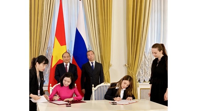 La signature de ce procès-verbal de coopération touristique en présence du Premier ministre Nguyên Xuân Phuc et son homologue russe, Dmitri Medvedev. Photo : Journal Tô Quôc.