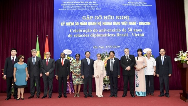 Les délégués lors de la cérémonie de célébration du 30e anniversaire de l’établissement des relations entre le Vietnam et le Brésil. Photo : baoquocte.vn