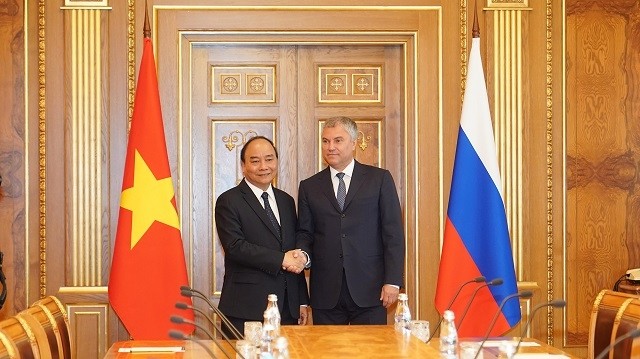 Le PM vietnamien Nguyên Xuân Phuc (à gauche) et le Président de la Douma d'État russe Viatcheslav Viktorovitch Volodine. Photo : VGP.
