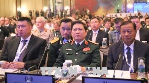 Le ministre vietnamien de la Défense, Ngô Xuân Lich (milieu), lors du 17e Dialogue de Shangri-La en 2018. Photo : VNA.