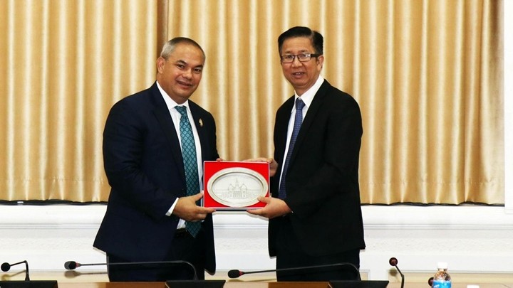 Le vice-président du Conseil populaire de Hô Chi Minh-Ville, Pham Duc Hai, (à droite) et Tom Tate, maire de la ville australienne Gold Coast. Photo : VNA.