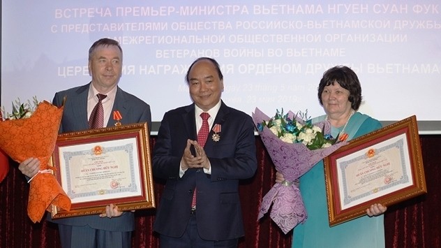 Le PM vietnamien Nguyên Xuân Phuc (au centre) remet l’Ordre d’amitié de l’État vietnamien à des amis russes,le 23 mai à Moscou. Photo: NDEL.