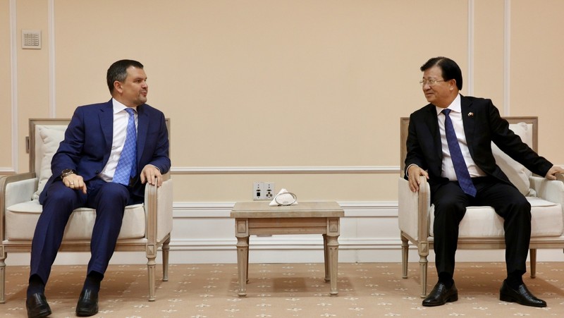 Le Vice-PM vietnamien Trinh Dinh Dung (à droite) et son homologue russe Maxim Akimov, le 22 mai à Moscou. Photo : VGP.