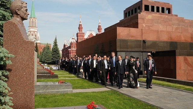 Avant sa rencontre avec des hauts dirigeants russes, le PM vietnamien Nguyên Xuân Phuc et la délégation l’accompagnant rendent hommage au leader prolétarien Vladimir Ilitch Lénine en son mausolée à Moscou. Photo : VGP.