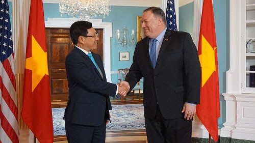 Le Vice-Premier ministre et ministre vietnamien des Affaires étrangères Pham Binh Minh (à gauche) et le secrétaire d’État américain Mike Pompeo. Photo : VGP.