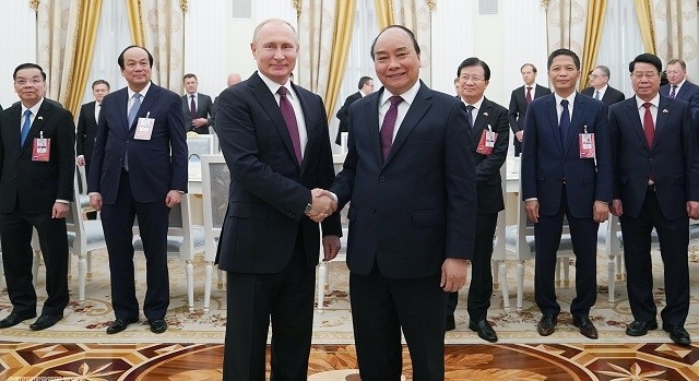 Le PM vietnamien Nguyên Xuân Phuc (à droite) et le Président russe Vladimir Poutine, le 22 mai à Moscou. Photo : VGP.
