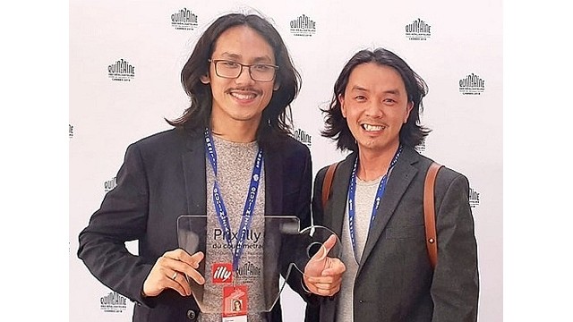 Le jeune réalisateur Pham Thiên Ân (à gauche). Photo : https://baoquocte.vn/ 
