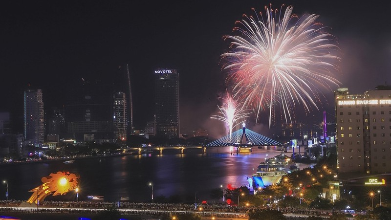 Le Festival de feux d'artifice de Dà Nang 2019 met en vedette des équipes de Russie, du Brésil, de Belgique, de Finlande, d'Angleterre, de Chine, d'Italie et du Vietnam, illuminant la rivière Han du 1er juin au 7 juillet.