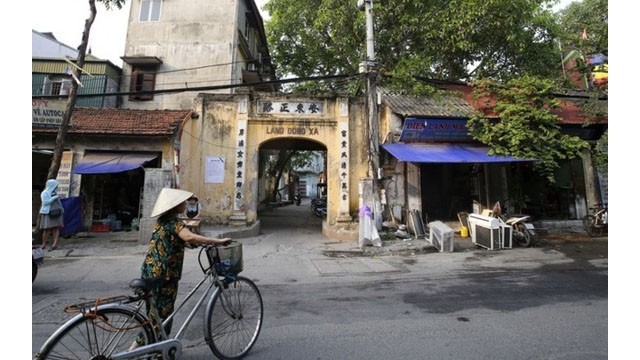 Le porte d'entrée d'un village dans la rue de Thuy Khuê à Hanoi. Photo : Journal Dân Tri.