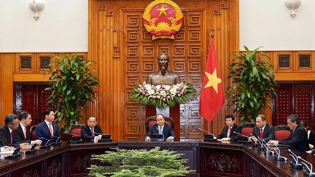 Rencontre entre le PM vietnamien Nguyên Xuân Phuc (au centre) et une délégation du groupe sud-coréen SK, le 5 juin à Hanoi. Photo : Trân Hai/NDEL.