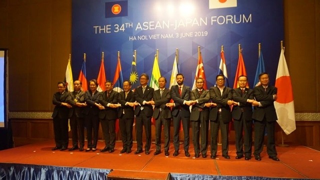 Photo de famille entre les délégués du 34e Forum ASEAN-Japon, le 3 juin à Hanoi. Photo : VOV.