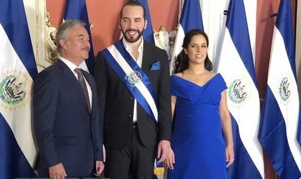 L'ambassadeur du Vietnam au Mexique et au Salvador Nguyên Hoài Duong (à gauche) félicite le nouveau président salvadorien et son épouse. Photo : VNA.