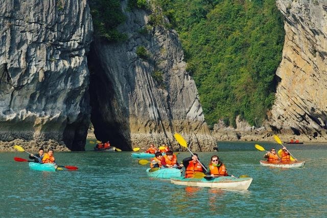 Le kayak est un nouveau sport qui est récemment devenu populaire au Vietnam. La baie d'Halong est un endroit idéal pour faire du kayak car la mer est calme et sans vagues.