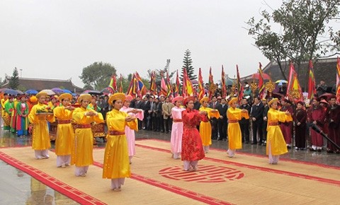 La fête traditionnelle du temple Mâu (Mère) Âu Co, au district de Ha Hoa, province de Phu Tho, 